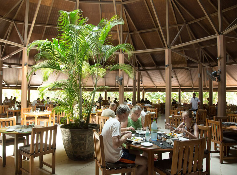 Embudu Village Resort - Restaurants & Bars