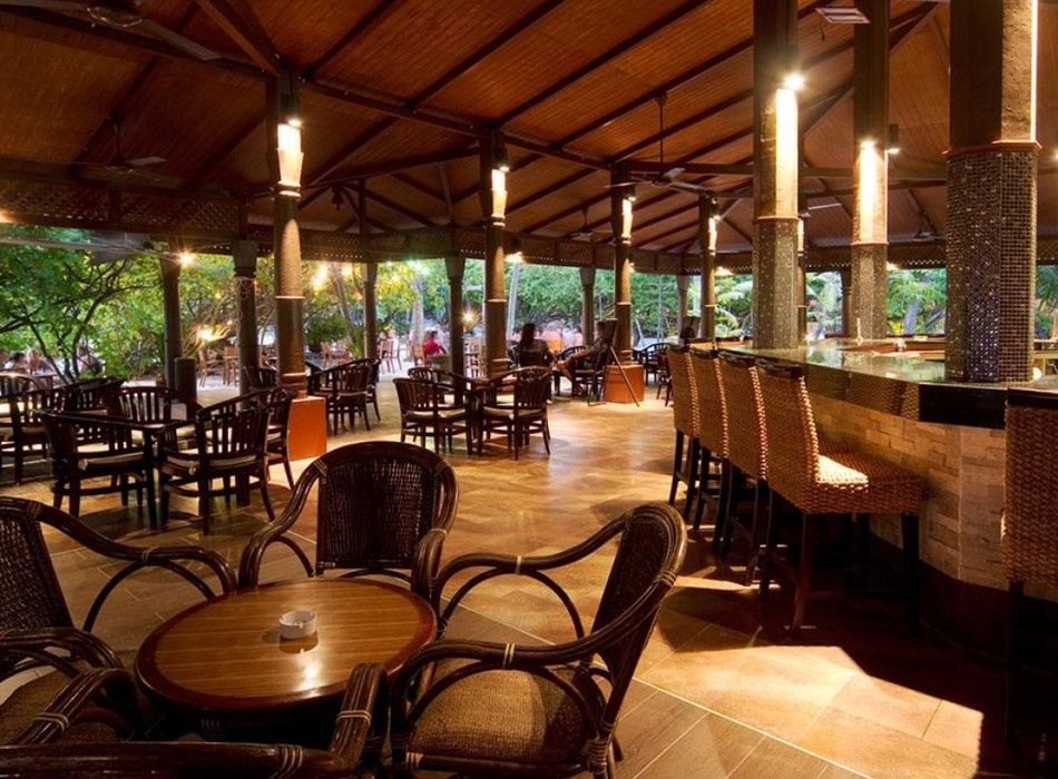 Embudu Village Resort - Restaurants & Bars